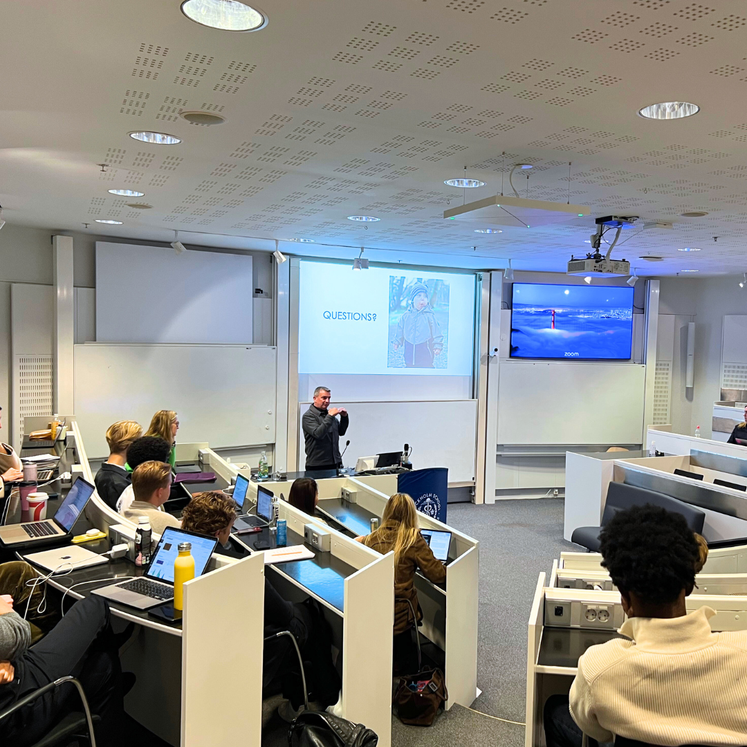 Johan Munck is presenting in front of retail  management students