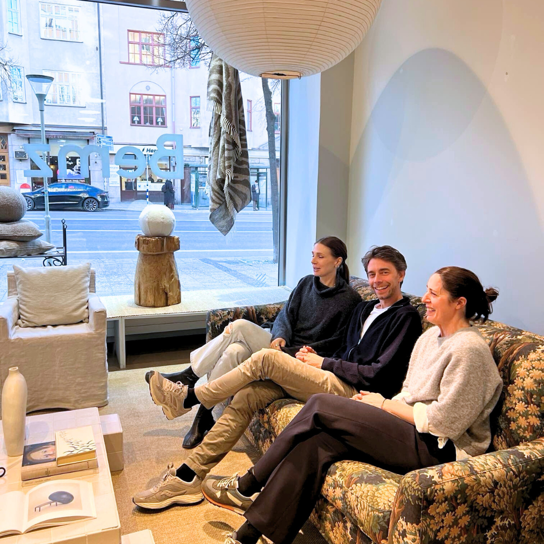 BEMZ CFO Carl Beijer, COO Annie Karlsson, and CPO Filippa Bonde sitting in a sofa