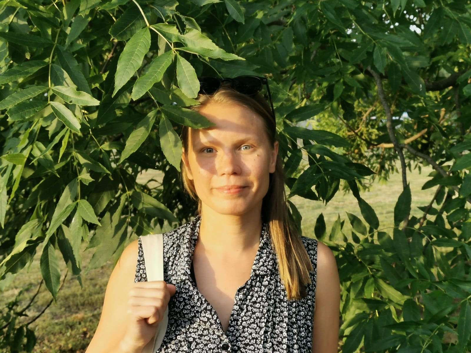 Profile Jenni and leaves