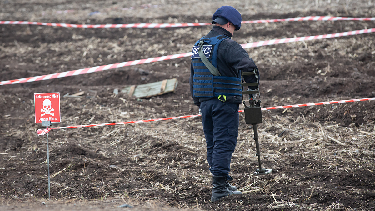 Ukrainian sapper clears mines at the site of recent fighting between the Russian and Ukrainian armies in Kyiv region, Ukraine. April 21, 2022.