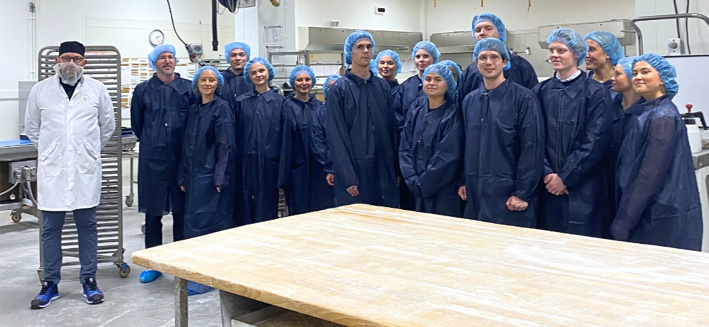 Johan Rosenblom, Managing Director & VP Fazer Retail together with students in the Gateu factory.