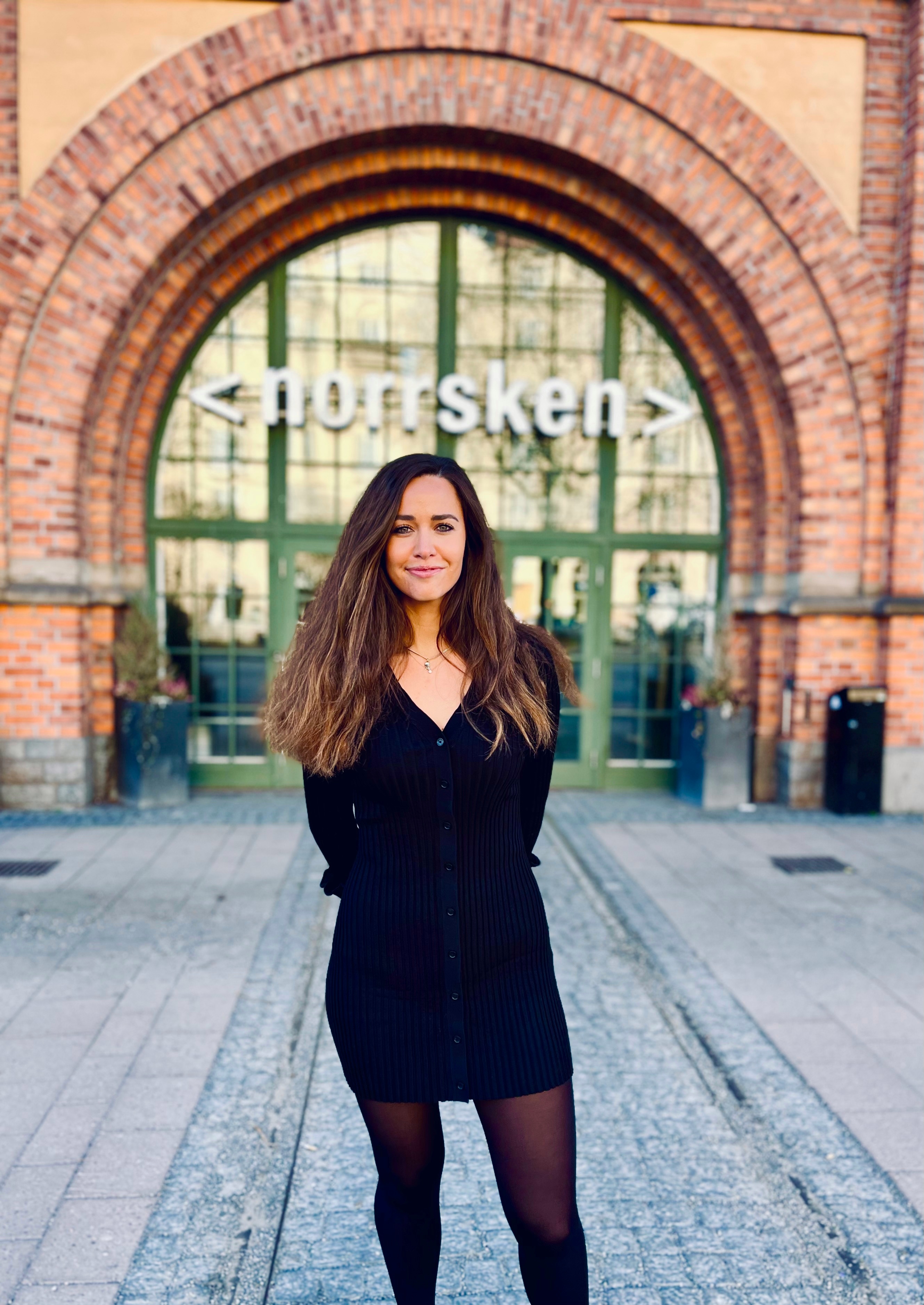 Headshot of Lydia Graflund standing outside