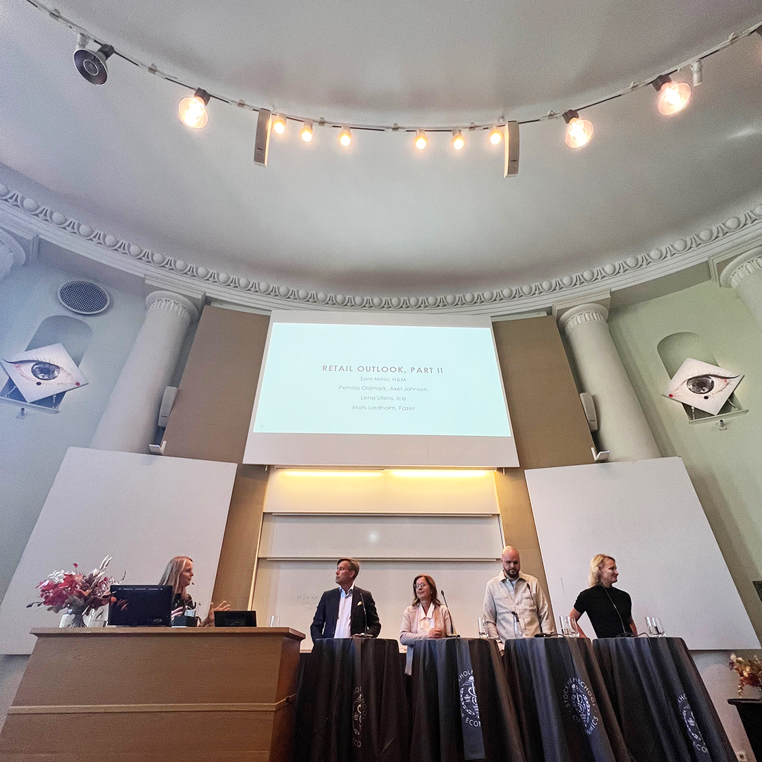 Representatives from Axel Johnson, H&M, ICA and Fazer presenting their retail outlook for students in the aula at SSE.