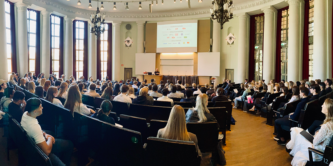 Students in the aula at SSE.