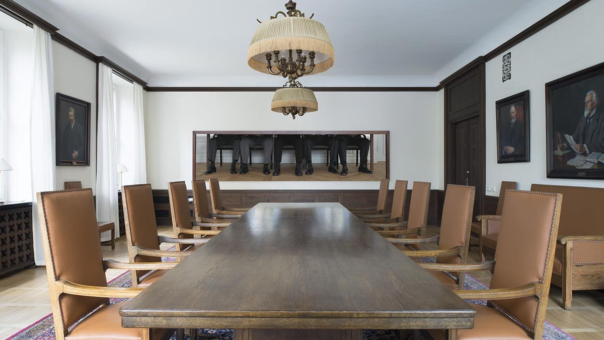 Empthy room full of empthy chairs