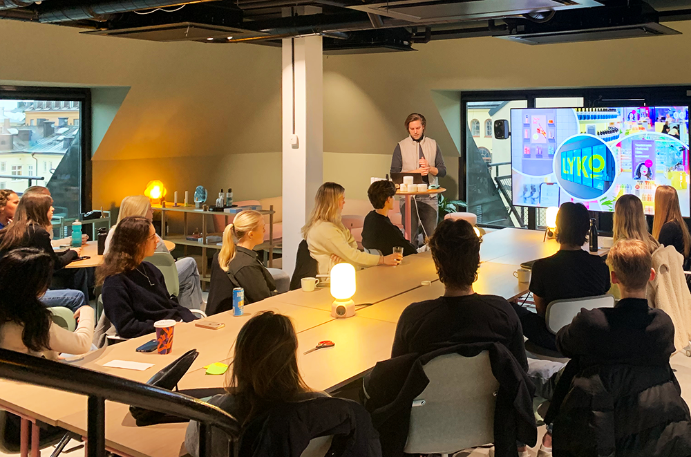 Tom Thörnblom, Communication and Sustainability Manager presenting Lyko and Introducing the students to a case.