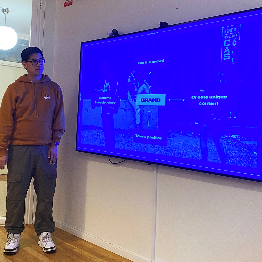 Moon-Suck Song, CEO and founder of the e-commerce agency Panagora, presenting in a conference room.