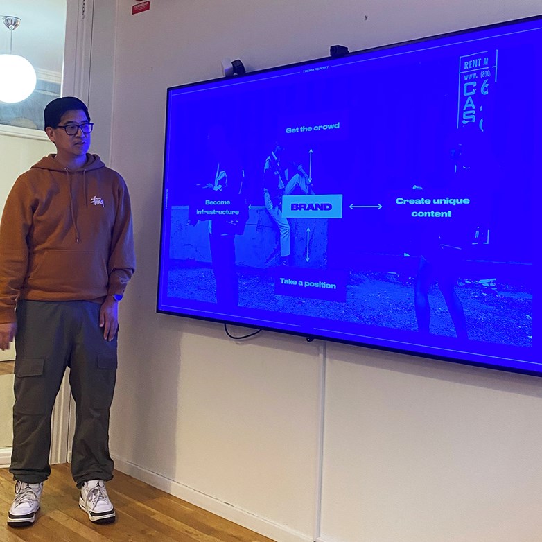 Moon-Suck Song, CEO and founder of the e-commerce agency Panagora, presenting in a conference room.