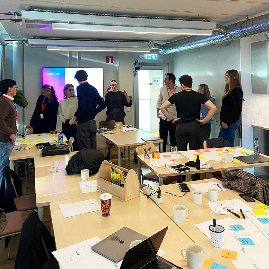 Anna Melin (Accenture) holds a workshop with students in a conference room