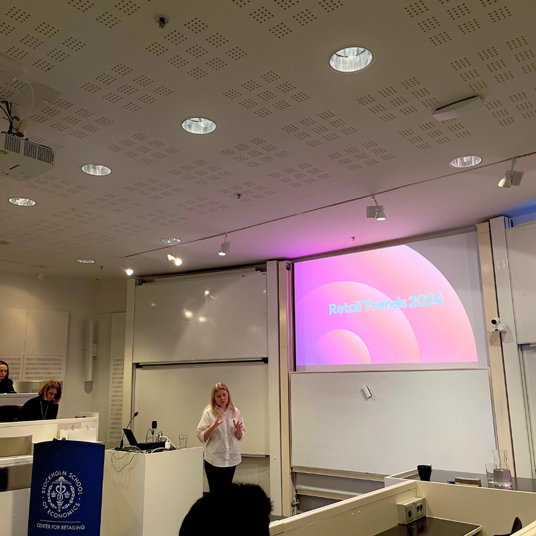 Jennifer Strannabjer Björn, Director Solutions & Delivery at Voyado is holding a theme lecture presenting in front of students