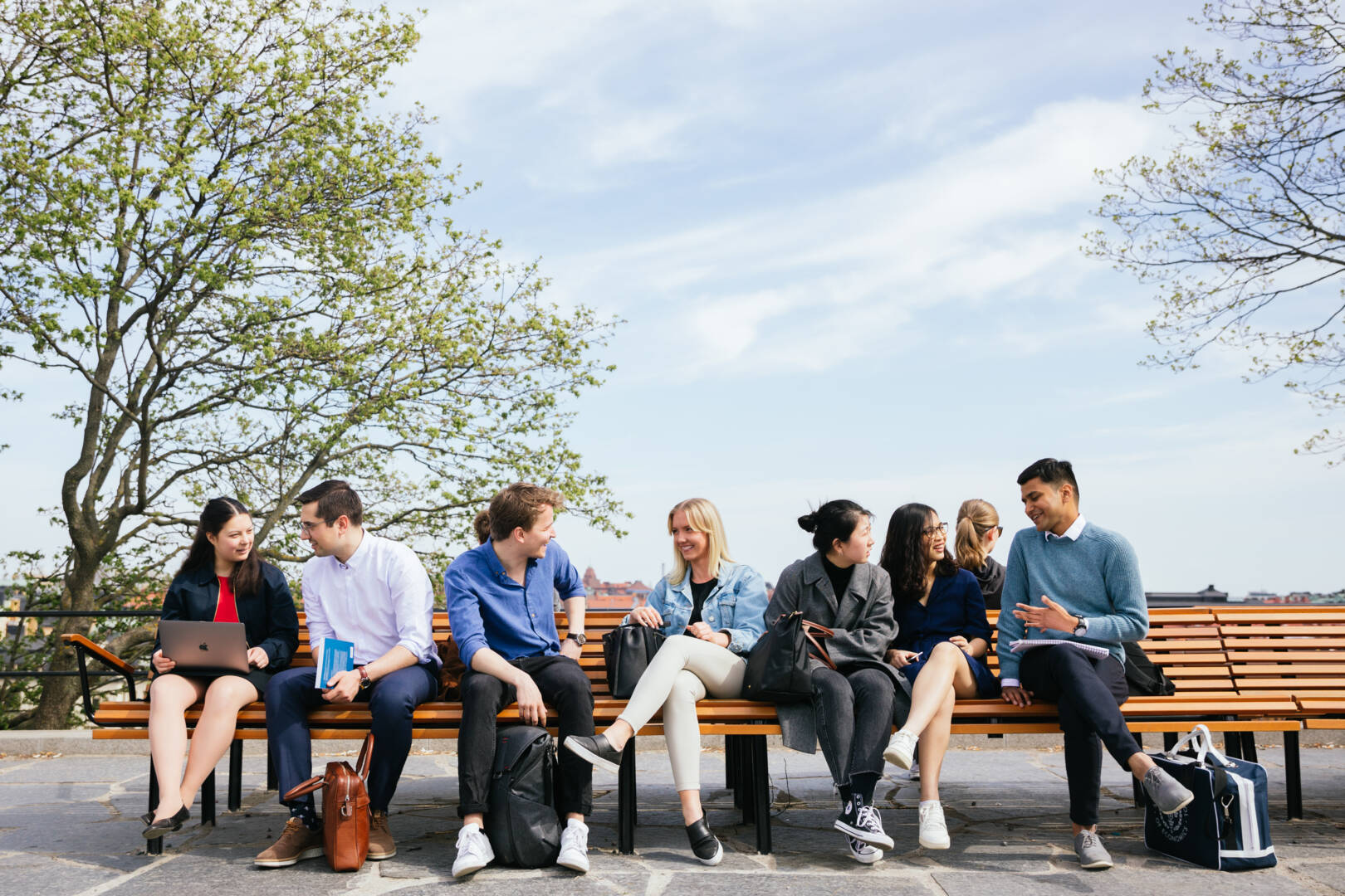 Handels students outdoors