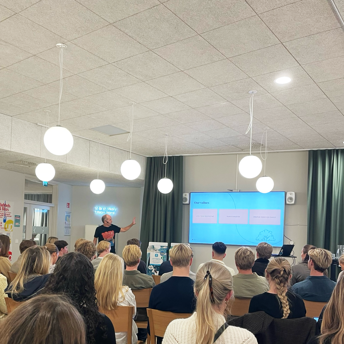 Thomas Ekman (CEO Axel Johnson)  presenting in front of a group of students.