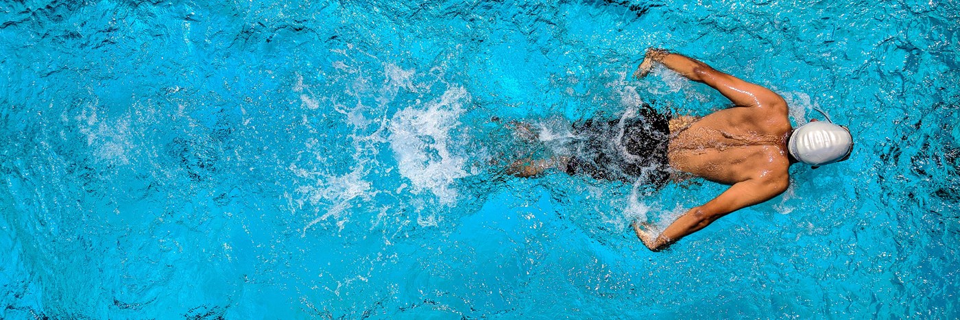 swimmer swimming in a bassäng