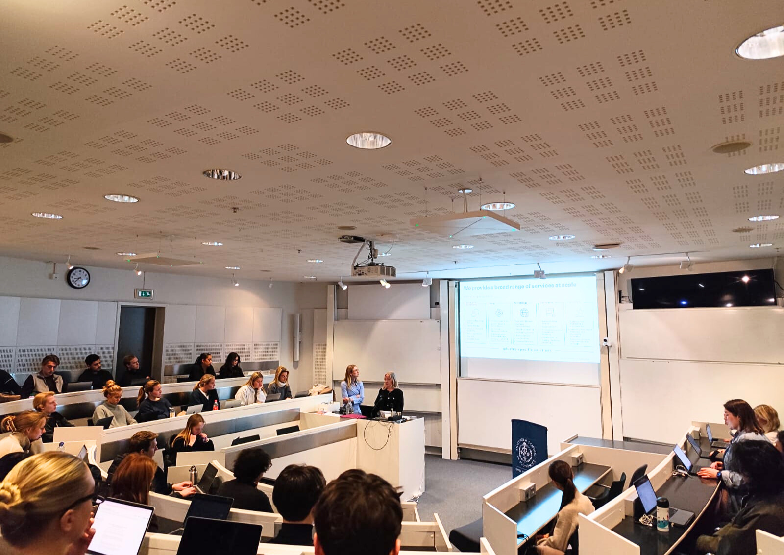 Matilda Hedlund, Data & AI Strategy Analyst at Accenture, and Josefin Edenborg, Management Consultant at Accenture hold a presentation about AI at Center for Retailing