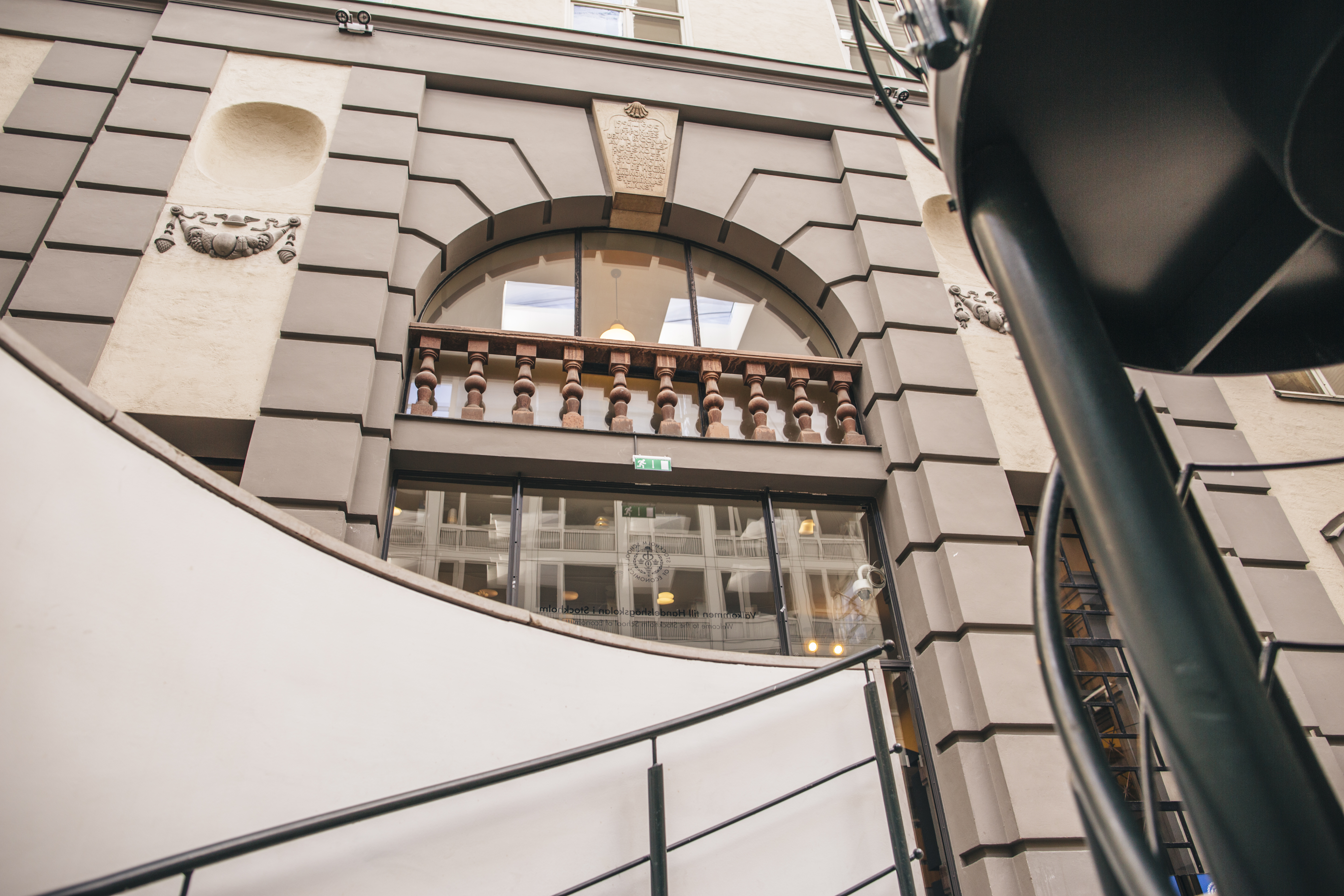 Role(s) and identities of accountants and financial communication