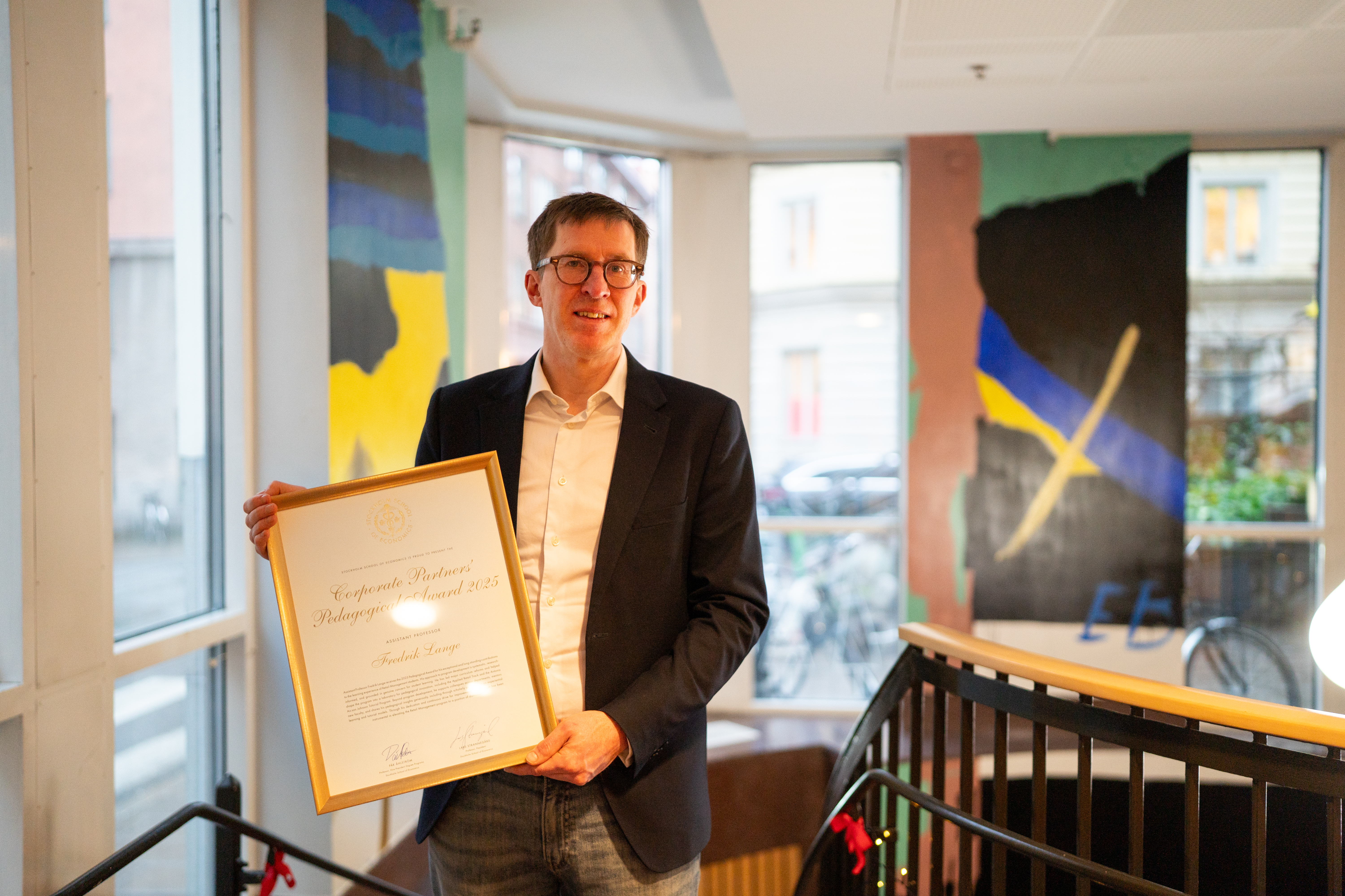 Fredrik Lange with award
