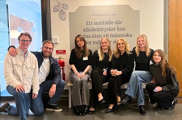Students together with a representative at Systembolaget