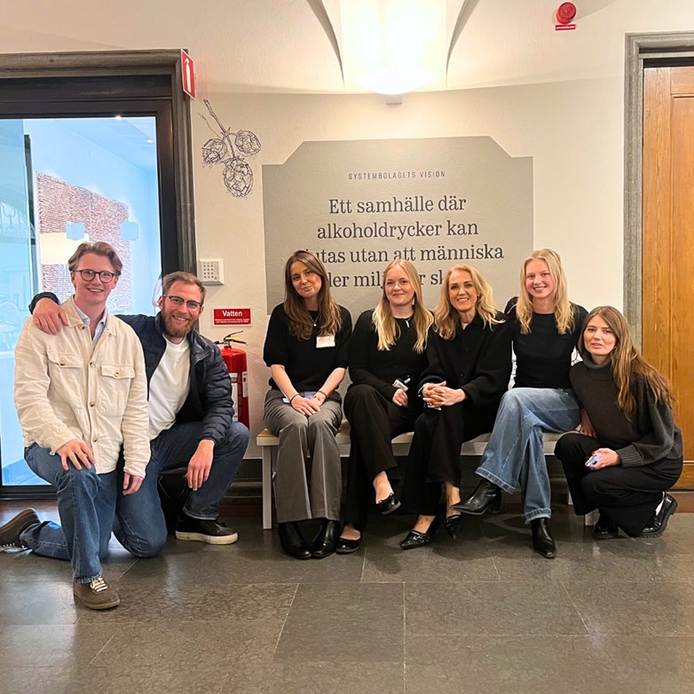 Students together with a representative at Systembolaget