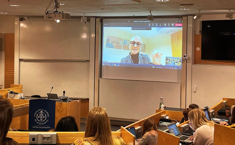 Tina Englyst from Clas Ohlson presenting a theme lecture via zoom in front of a students audience