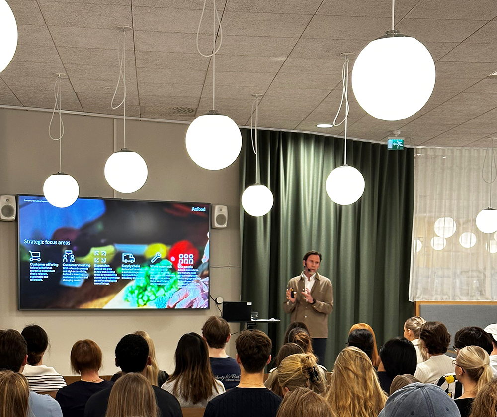 Klas Balkow (CEO Axfood) presenting in front of students