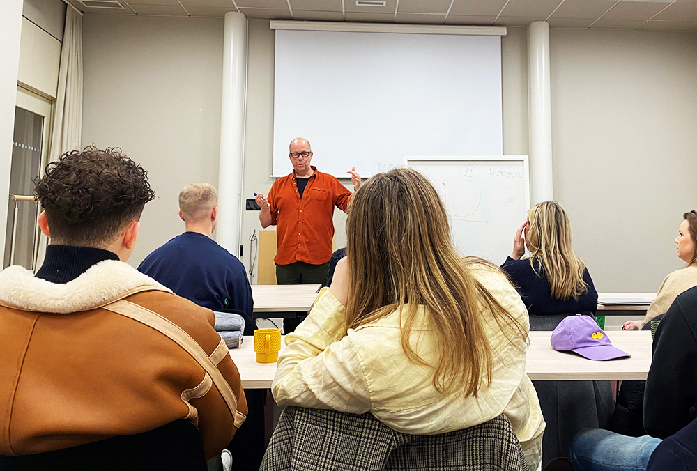 Mattis Berquist, Head of Sustainability at Coop, presenting in front of a group of students.
