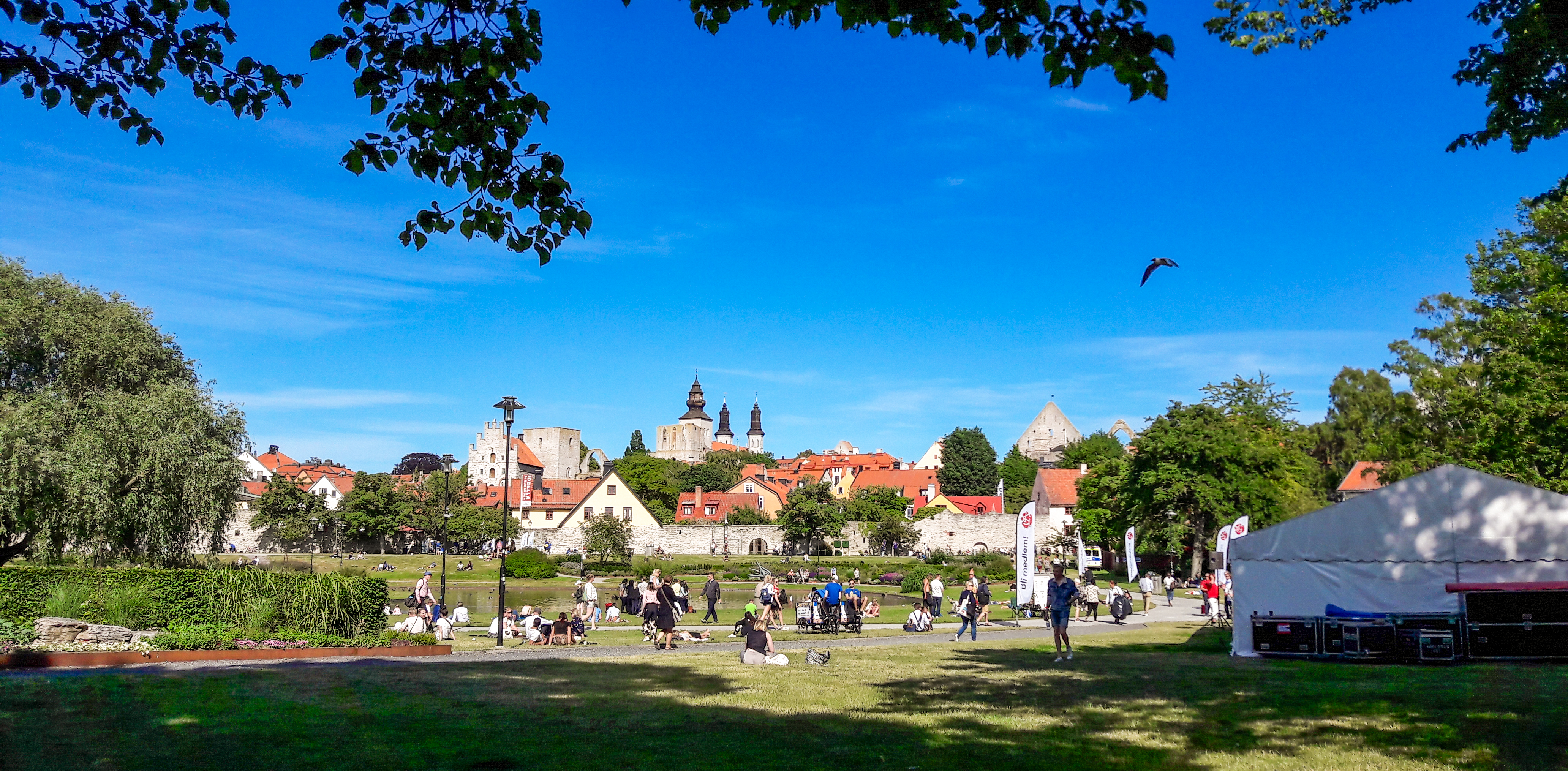 Almedalsparken with visitors