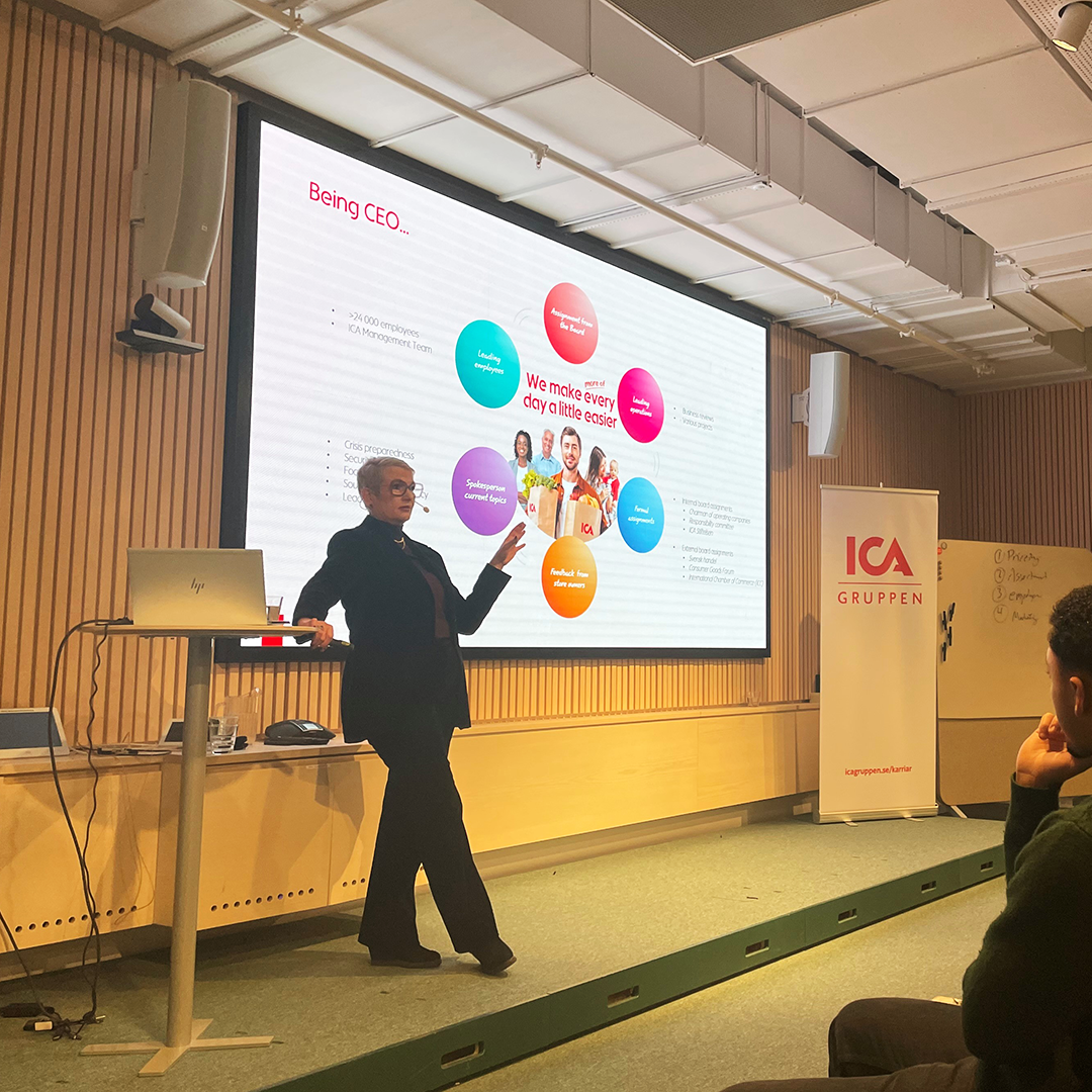 Nina Jönsson, CEO ICA Gruppen, holding a presentation about the organization.