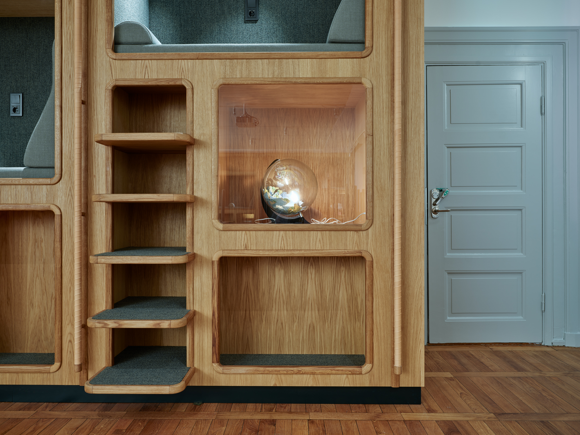 Mother and child by Dan Wolgers