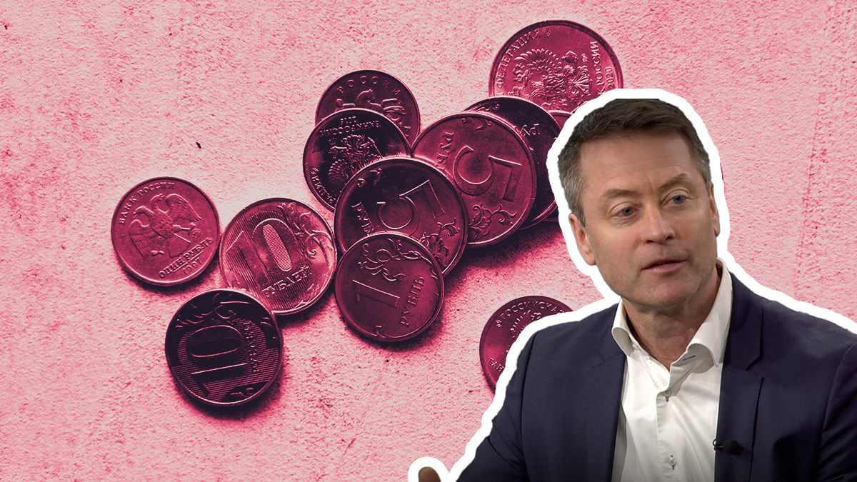 Screen shot image of Torbjörn Becker from Ekonomibyrån. In the background there are Russian coins laying on the table.