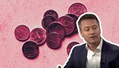 Screen shot image of Torbjörn Becker from Ekonomibyrån. In the background there are Russian coins laying on the table.