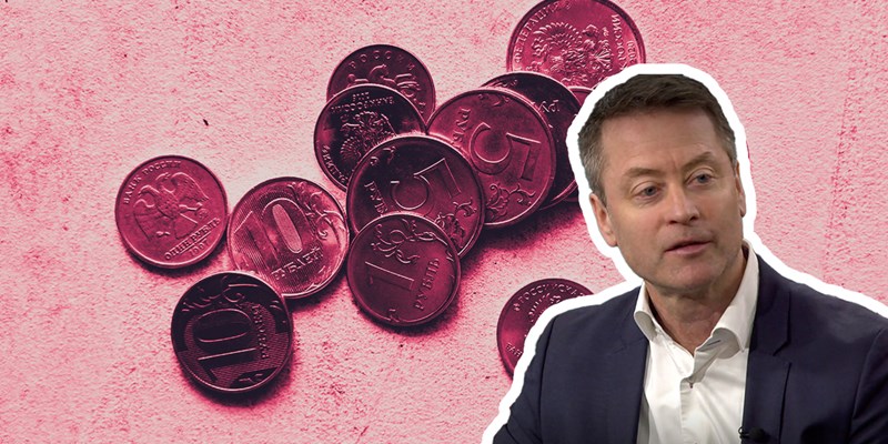 Screen shot image of Torbjörn Becker from Ekonomibyrån. In the background there are Russian coins laying on the table.