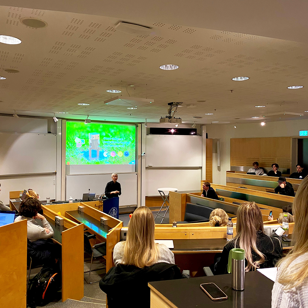 ICA representative Frida Monsén is holding a lecture in front of students in a lecture hall.