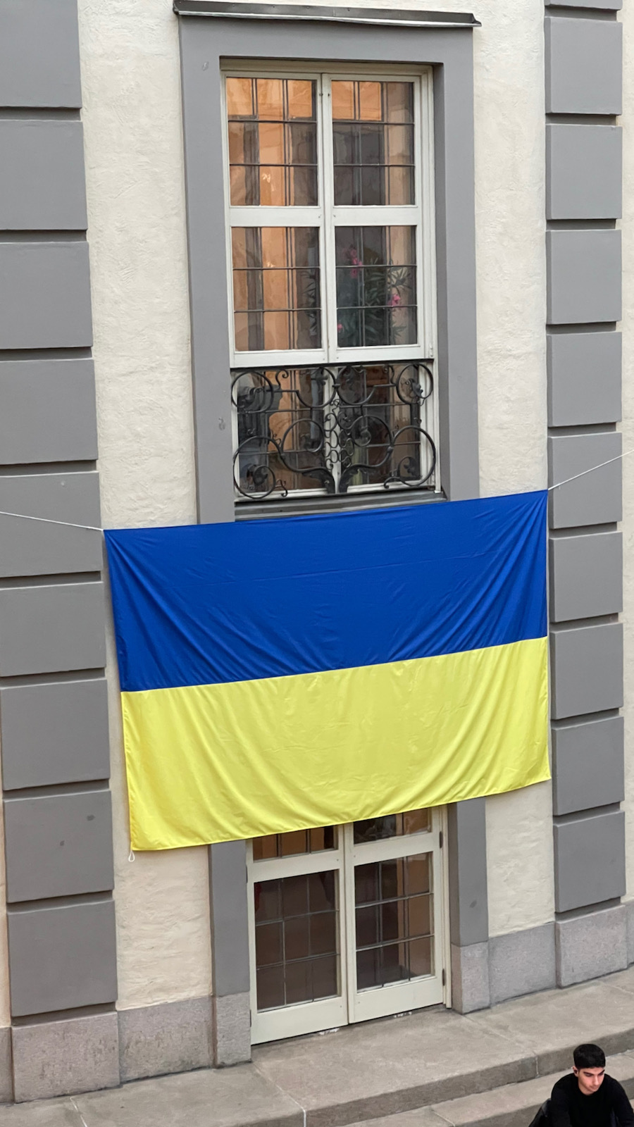 Close up of Jacob Dahlgren´s Ukrainian flag