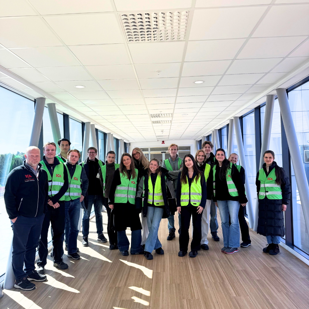 Students at a visit at ICA's ICA’s automated Customer Fulfilment Centre in Brunna