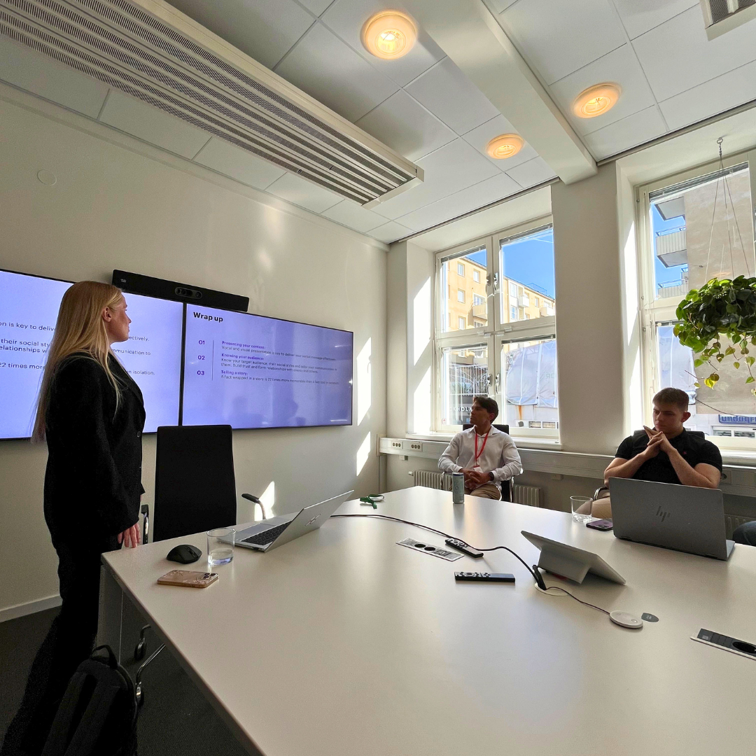 Josefin Edenborg from Accenture holds a presentation for students in a conference room