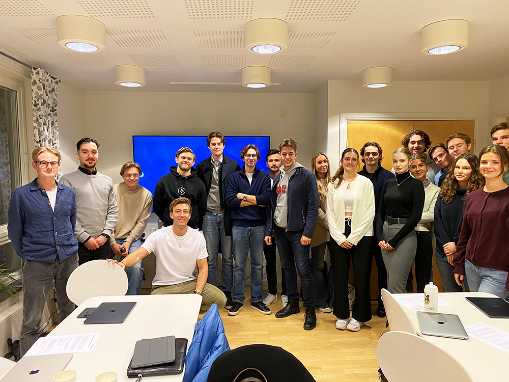 Group of students at Elbilvaruhuset together with the management of Filip Sernhede and Lundegårdh