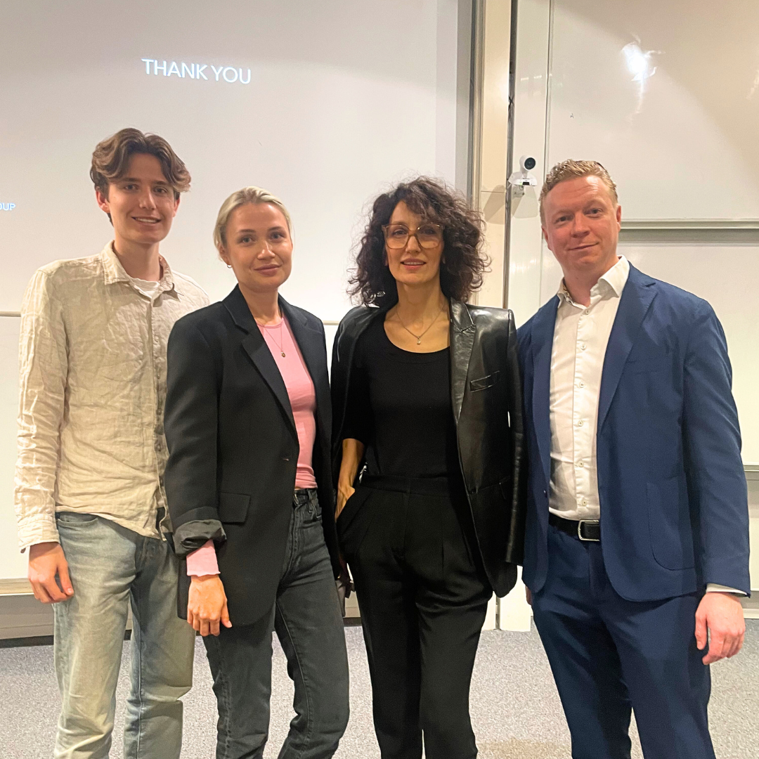 Represtatives from Synsam posing for a picture after a lecture for students.