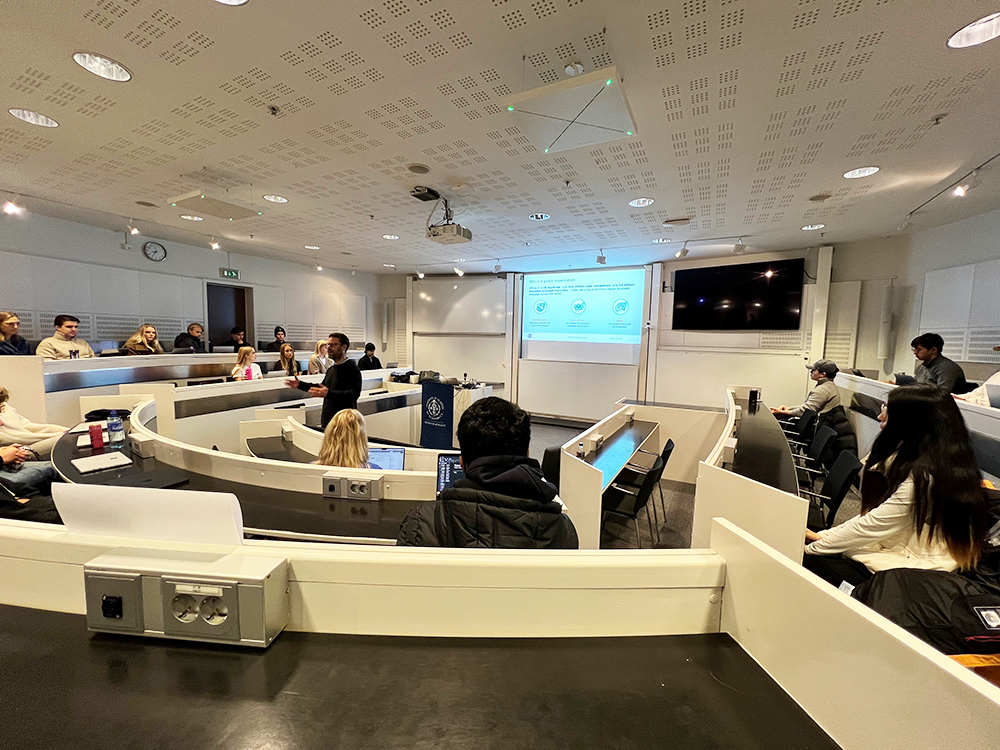 Jonatan Tullberg from GS1 holds a lecture to students