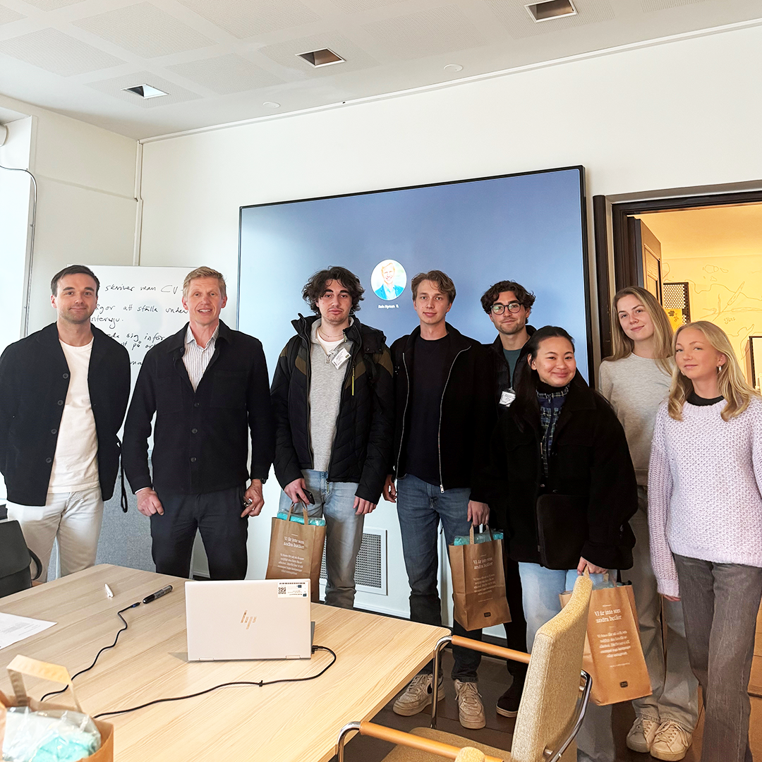 HR representatives and students in Systembolaget lined up.