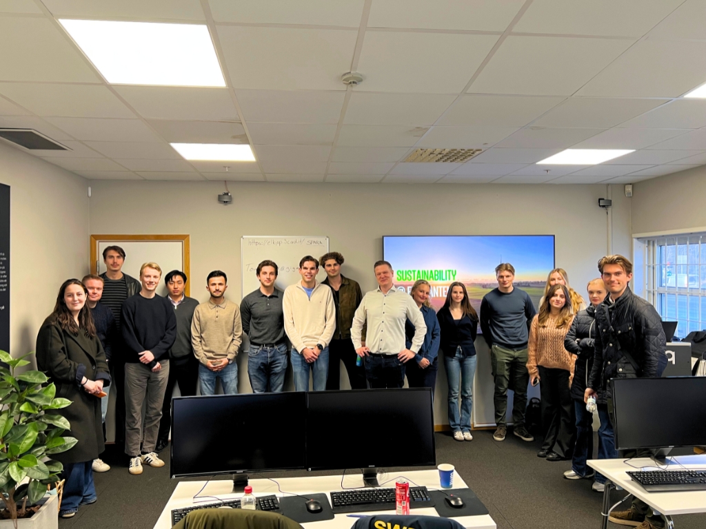 Group of retail management students in a workshop together with Tony Winkler, Head of Sustainability at Elgiganten