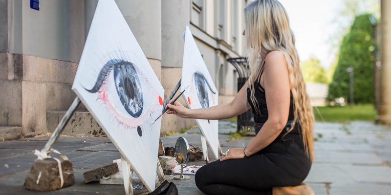 Image of Ylva Snöfrid sitting outside of SSE doing her artwork.