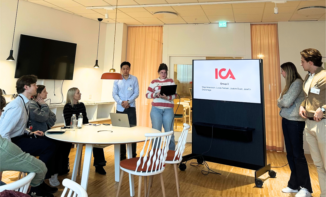 Students presenting at a workshop at ICA's HQ.