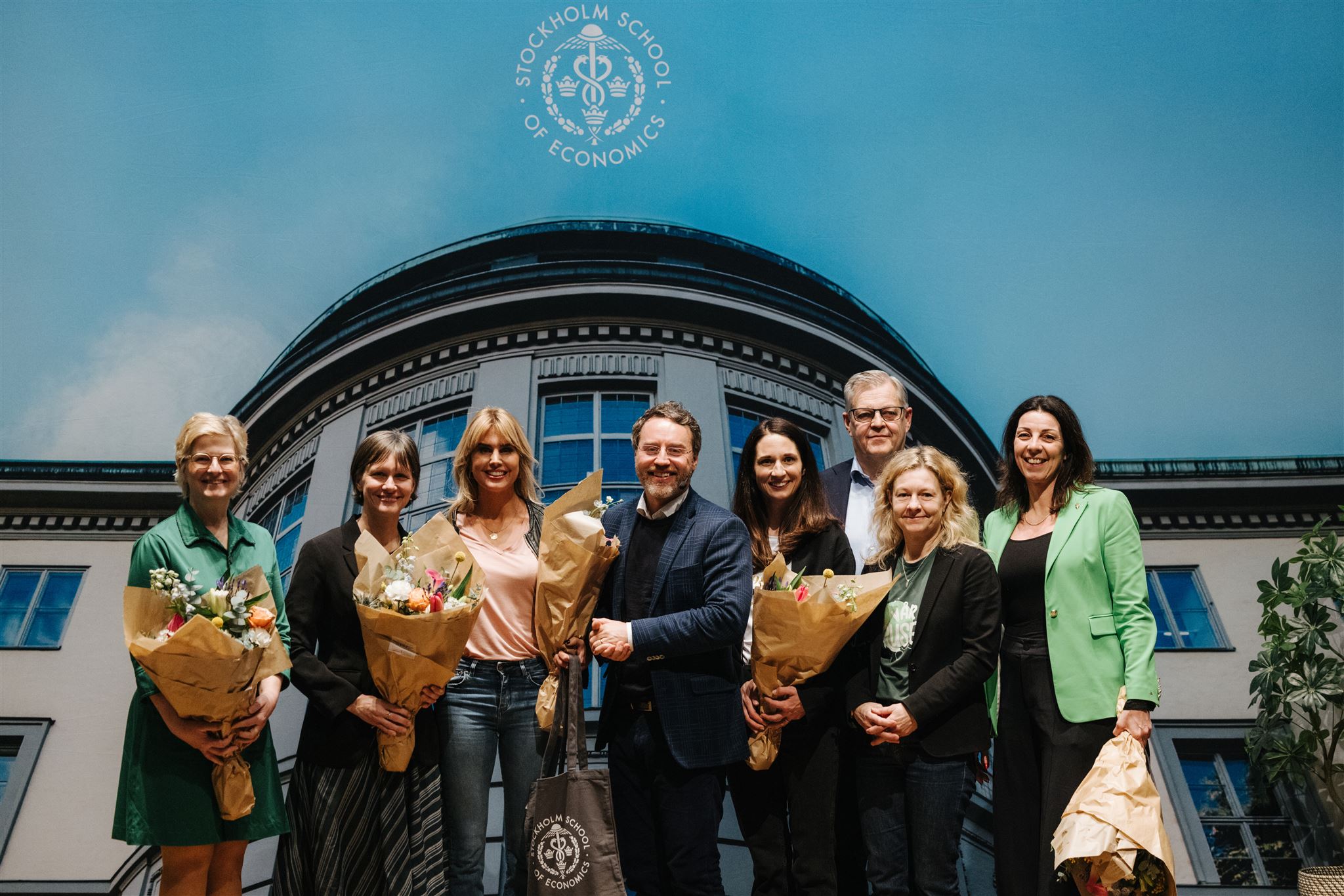 speakers and flowers