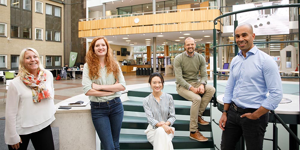 SSE MBA participants in atrium