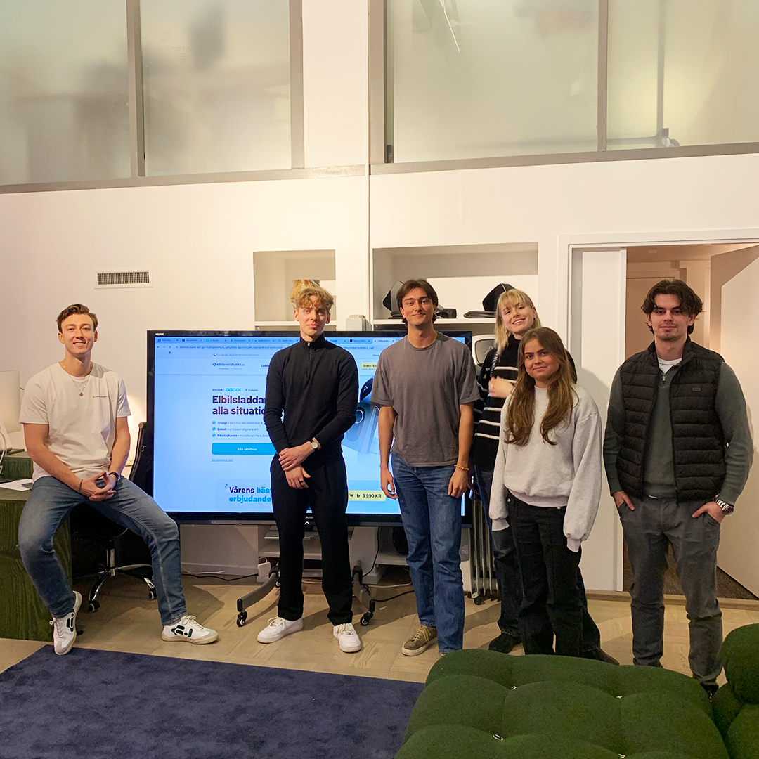 Filip Sernhede and a small group of students smiling into the camera