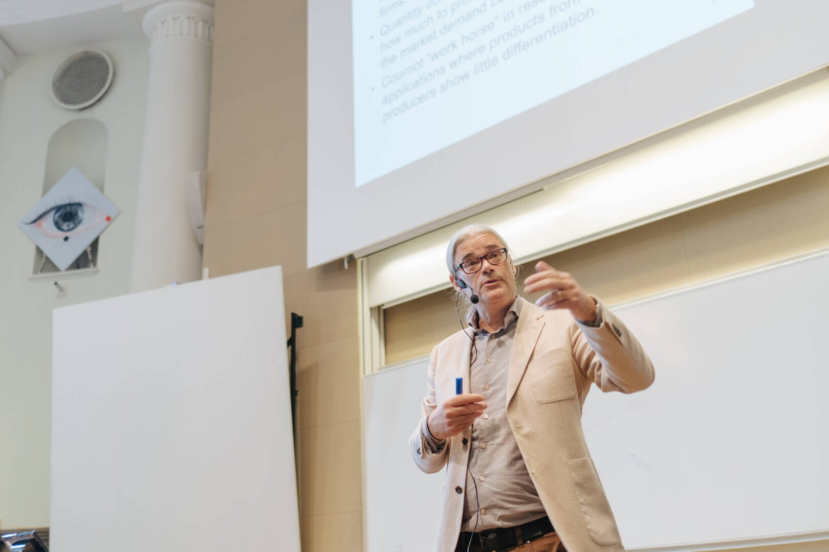 Rikard Friberg teaching a class