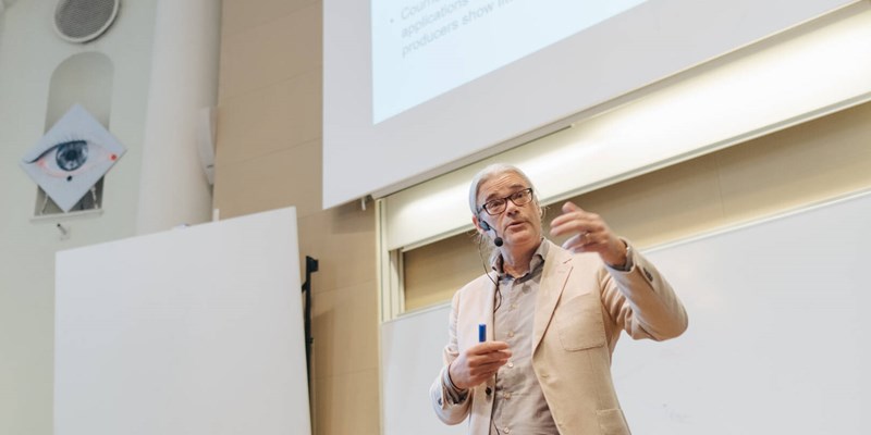 Rikard Friberg teaching a class