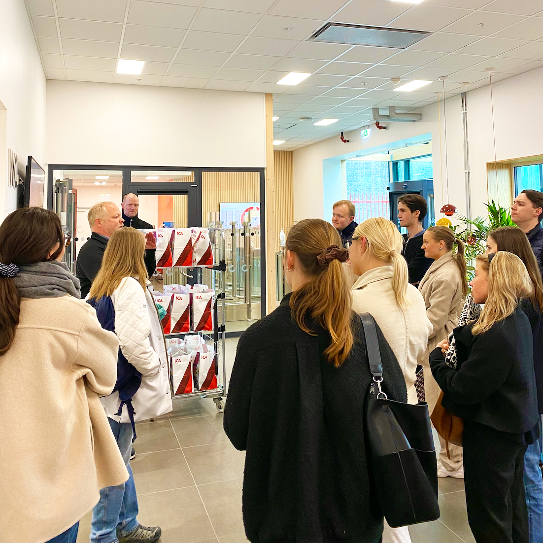 Crowd of students listening to a company representative from ICA at ICA Brunna.