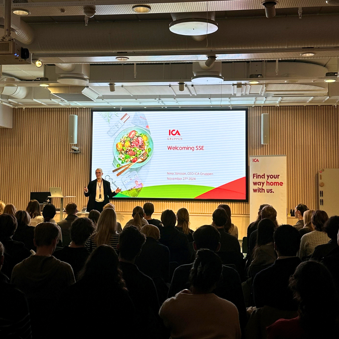 Nina Jönsson CEO ICA Gruppen talking to students  in a larger aula
