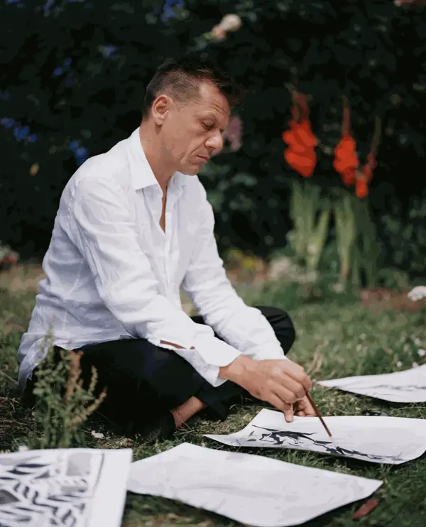 Mircea Cantor, Oradea, Romania, 1977, video, sculpture and mixed-media installation